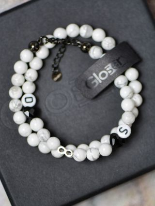 Náramok z howlitu s čiernymi srdiečkami, iniciálami a symbolom nekonečna ∞. Minimalizmus, ktorý má svoj význam. 🤍 #glosery...