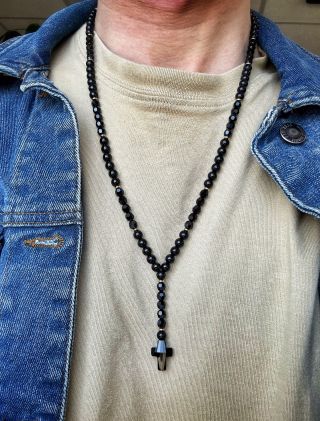 Ručne vyrábaný náhrdelník “ruženec” s krížom ..symbol sily, rovnováhy a štýlu. Perfektný doplnok 👌🏼 #glosery #nahrdelnik