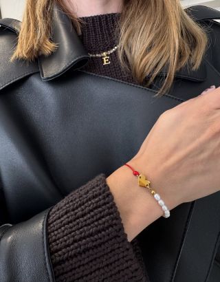 Kombinácia červeného šnúrkového náramku s riečnymi perlami a pozláteným srdiečkom 💛 Spolu s elegantným náhrdelníkom s...