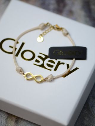 🤍 Ručne viazaný na nastaviteľnej šnúrke v jemnom odtieni, ideálny na každodenné nosenie.✨♾️ #glosery #naramok