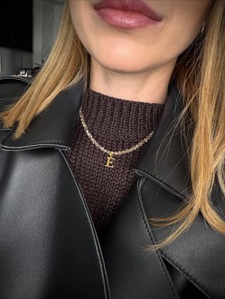 Dámske náhrdelníky s pozláteným príveskom v tvare iniciály od A-Z ..elegantný detail, ktorý povie viac než slová. 💛...