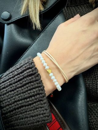 Náramok z pravých riečnych perál s jemným zlatým srdiečkom. 💛 Pre každý deň aj výnimočné chvíle. #glosery #naramky