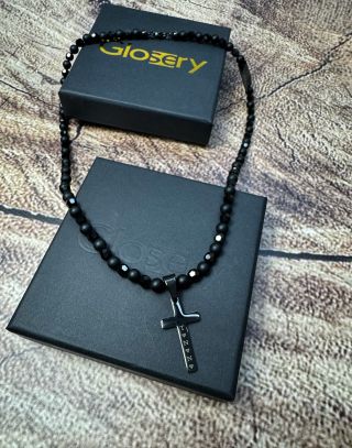 Čierny elegantný náhrdelník Glosery s krížikom. 🔝 Minimalistický dizajn, ktorý spája silu, štýl a symboliku. #glosery...