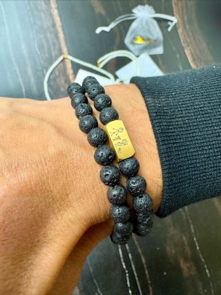 🖤 Dvojitý náramok z lávového kameňa s osobným gravírovaním, ktoré nesie význam. 🧑‍🧑‍🧒 🎄Nakúpte vianočné darčeky v...