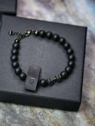 Náramok, ktorý symbolizuje silu, vytrvalosť a cieľ. 💪🖤 Matný čierny ónyx doplnený elegantnou činkou so zirkónmi. #glosery...