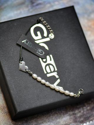 Kombinácia čierneho šnúrkového náramku s riečnymi perlami a strieborným srdiečkom 🩶 #glosery #naramky