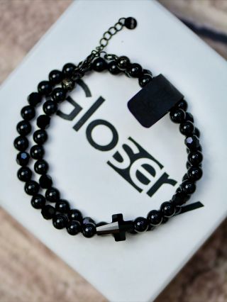 Čierna klasika, ktorá nikdy nesklame. 🖤 Dva náramky s krížikom ..jeden jednoduchý, druhý dvojitý. 🔝 Vianoce sa blížia 🎄...