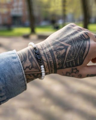 Keď sa spojí elegancia s odvahou… Perly s masívnym zapínaním od Glosery. Darček, ktorý si každý zapamätá 🎄 #glosery...