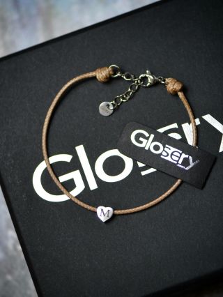 Vianočný darček, ktorý poteší! 🎄🎁 Unisex náramok Glosery s mini srdiečkom a písmenkom. #glosery #handmade