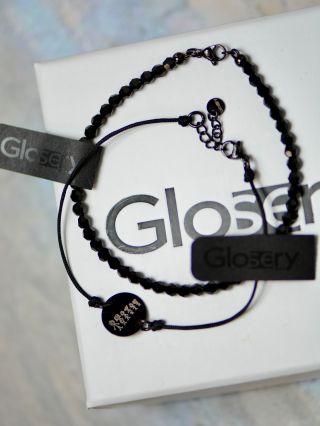 Dva náramky, jeden príbeh. 🩶 Osobný gravír, minimalistický dizajn a láska stále na ruke. 🎁🎄 #glosery #rodina #naramok