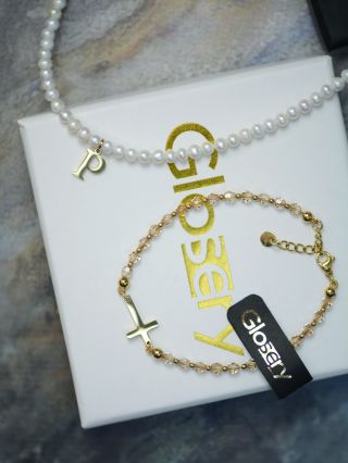 Perly, jemné krištále a symbol viery ✝️ Minimalistický set, ktorý pôsobí čisto a nadčasovo.🤍 Vianoce sa blížia 🎄 #glosery...